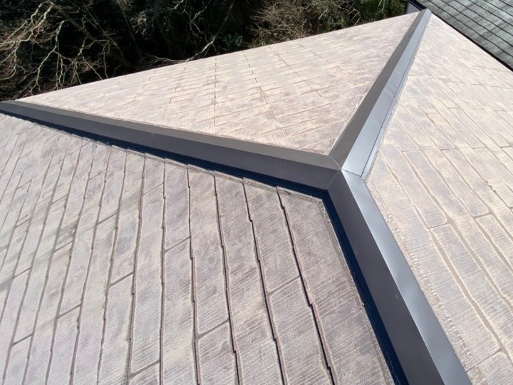 新しい棟板金の設置