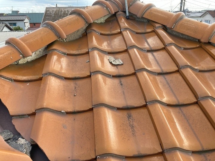 漆喰が剥がれ落ちた瓦屋根の状態