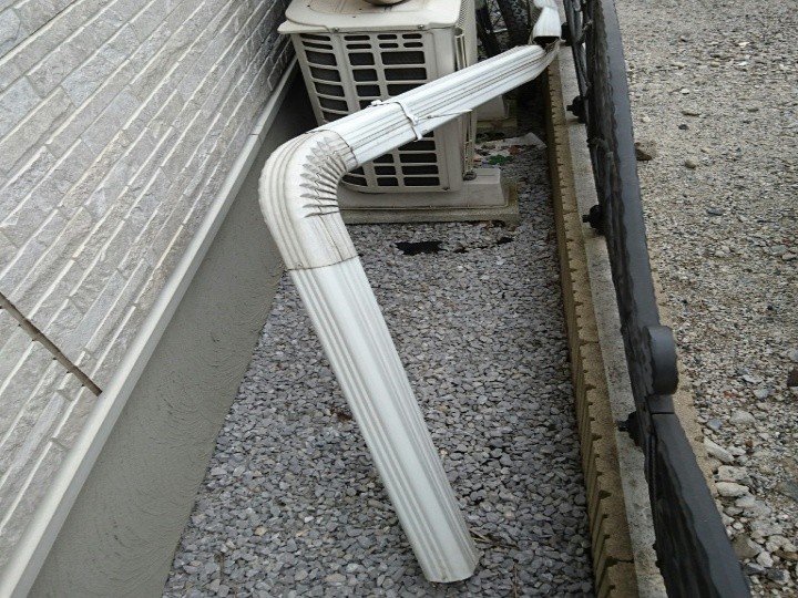 外れて落下してしまった竪樋本体の確認
