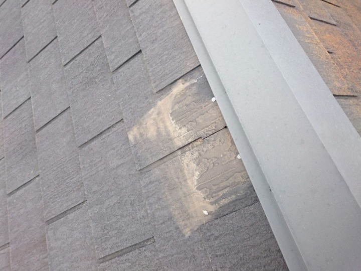 落下した周辺瓦の摩耗跡