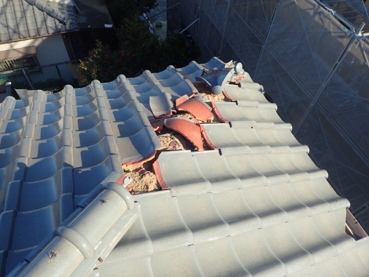 棟部分の瓦割れと土台の露出