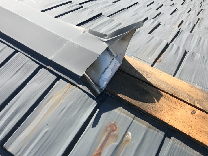 破損した棟板金の端部