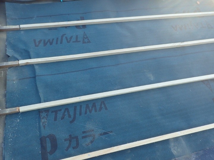 新しい防水紙の敷設と瓦桟の取り付け