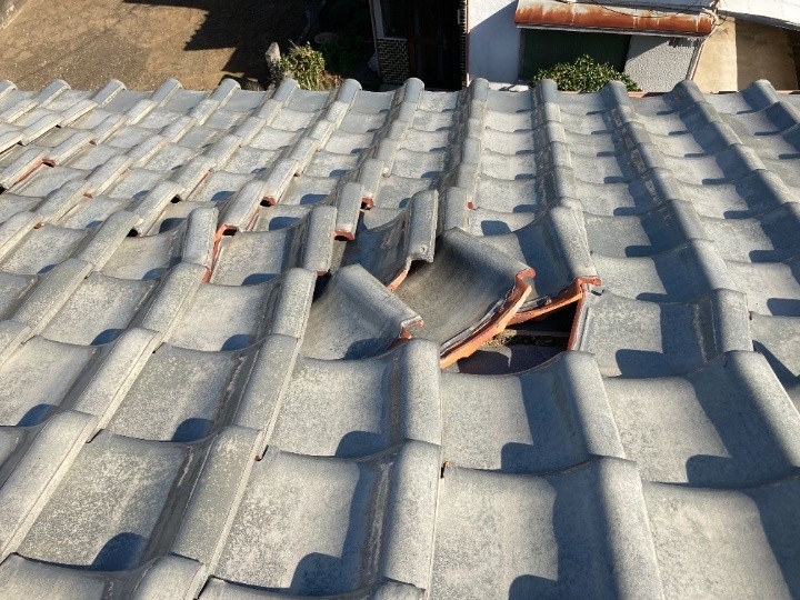 捲れてしまった瓦の被害状況