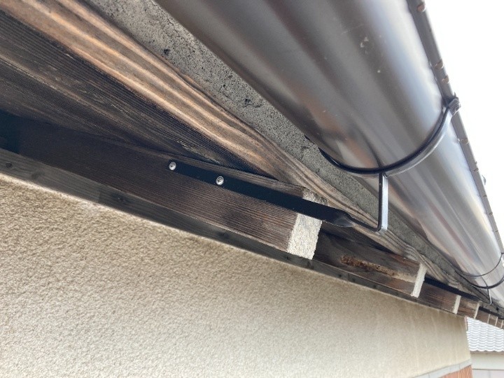新しい金具の設置と軒樋の取付