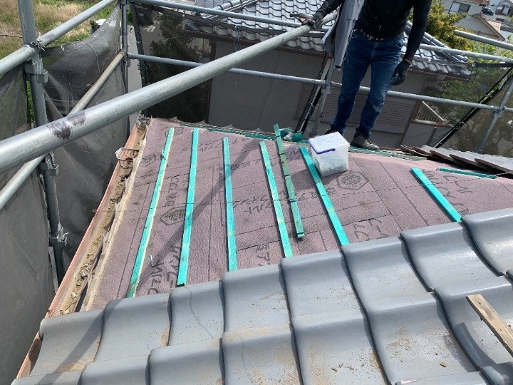 新しい防水紙の敷設と瓦桟の設置