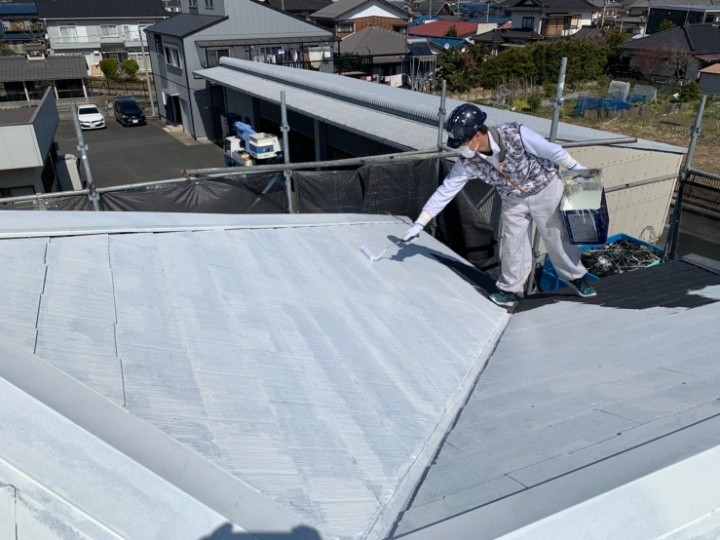 下塗りで屋根材を補強