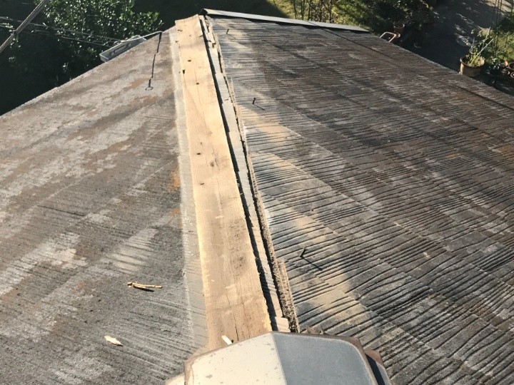 調査写真2：貫板の割れと釘の緩み