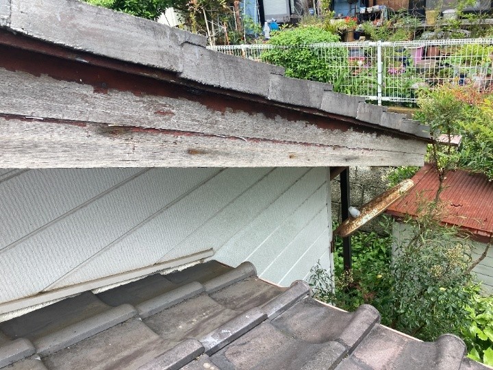 破風板の劣化と乾燥による傷み