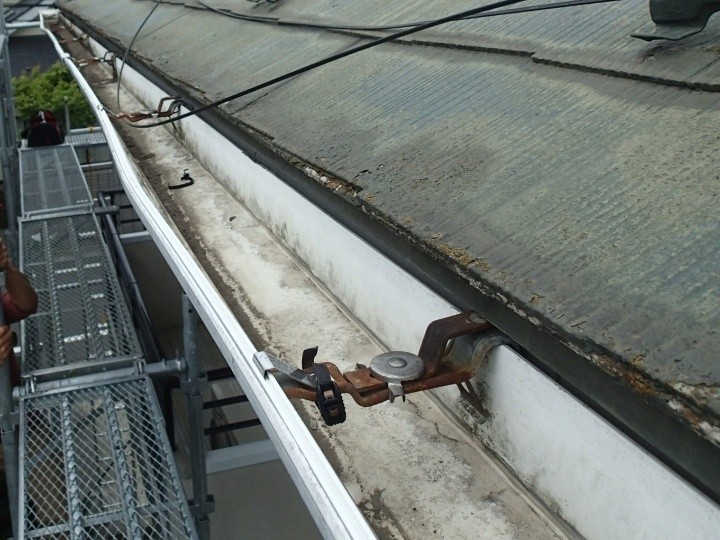 錆びた吊り金具と傷んだ下地の様子