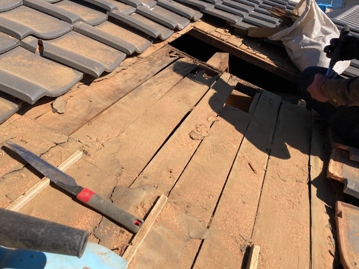 瓦の撤去と下地の状態確認