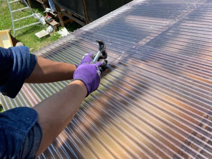 専用フックを使った固定作業