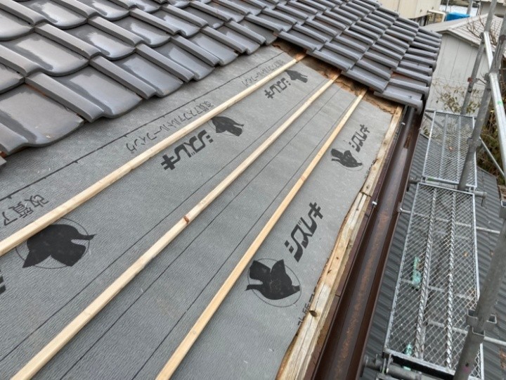 防水紙（ルーフィング）と瓦桟の施工