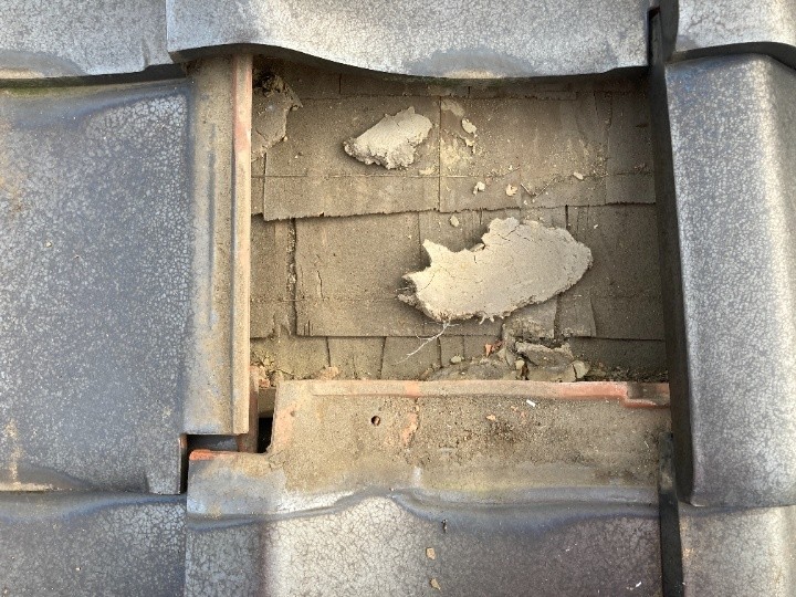 周囲の瓦との取り合い部分