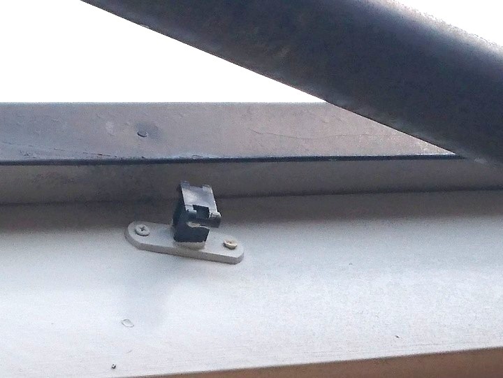 破損した掴み金具の状態確認