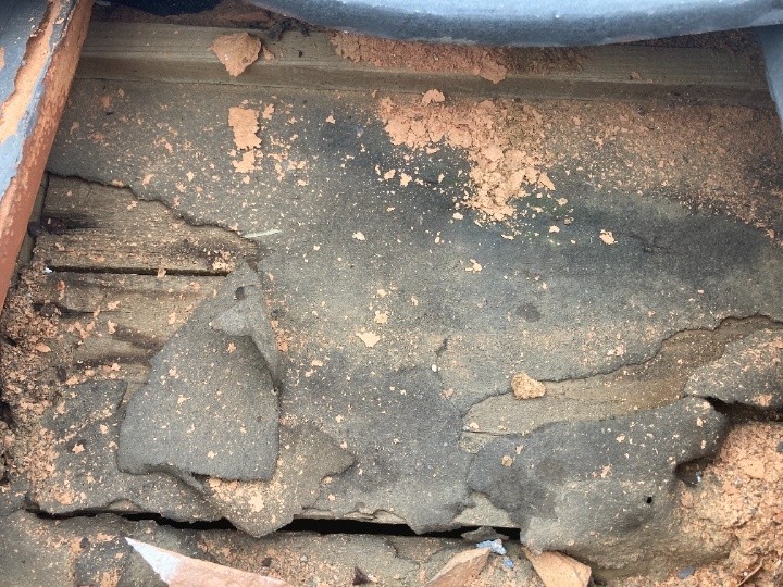 瓦の下の腐食した下地