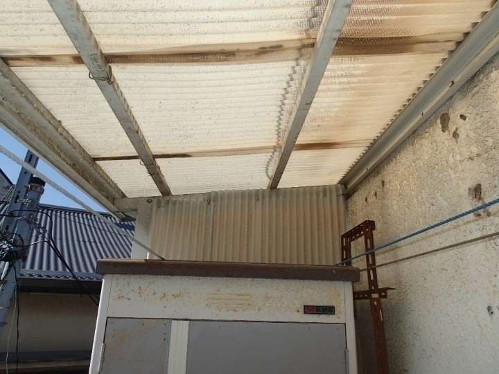 室内側に面した部分の波板の歪み