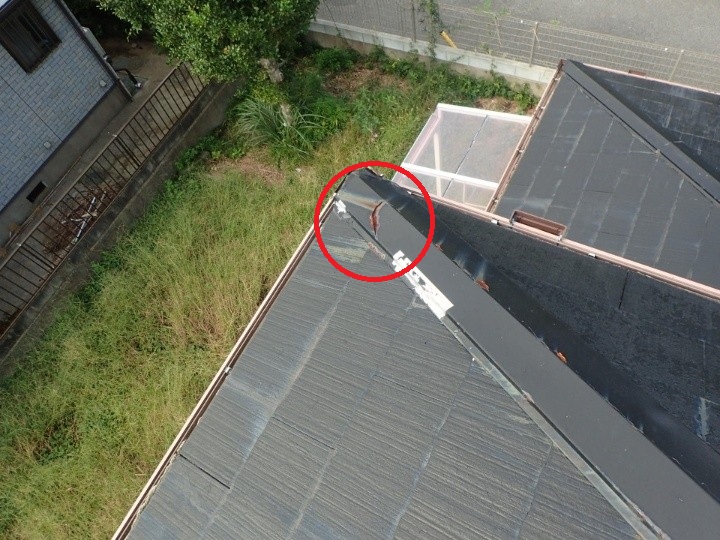 端部の板金が破損し、残骸が引っ掛かっている箇所