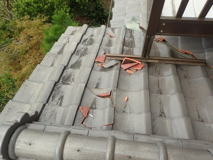 落下した瓦が1階屋根に与えた影響