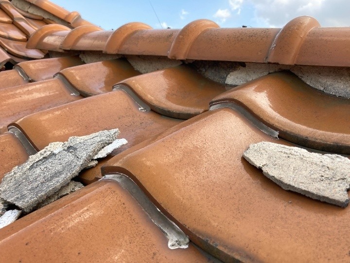 剥離した漆喰が各所に堆積した様子