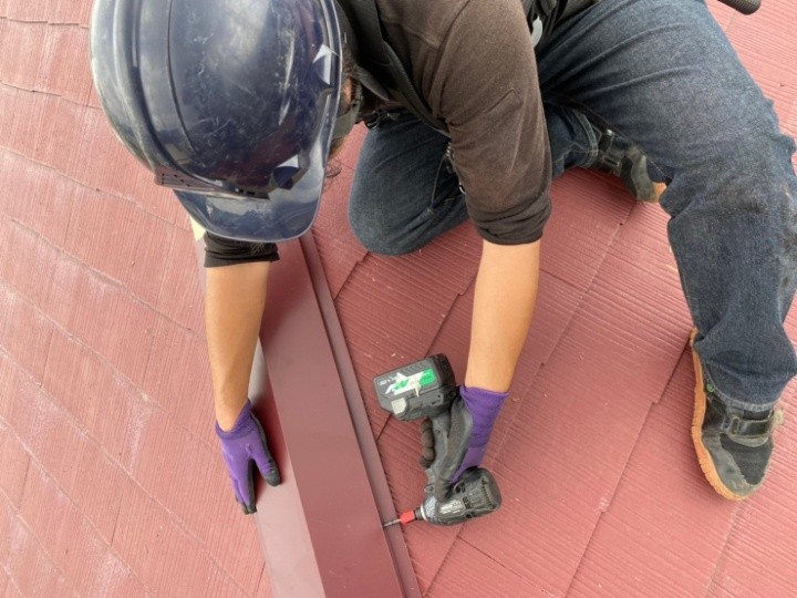 新設棟板金の取り付け作業