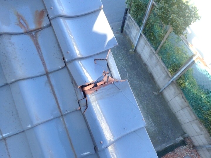 軒先部分の瓦破損