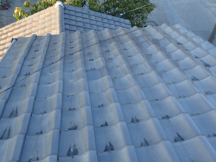 瓦の葺き直し作業