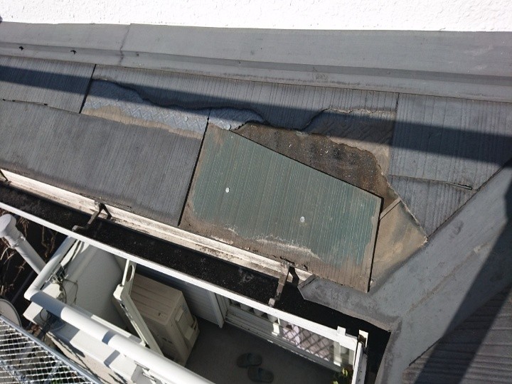 スレート割れと防水紙の一部露出