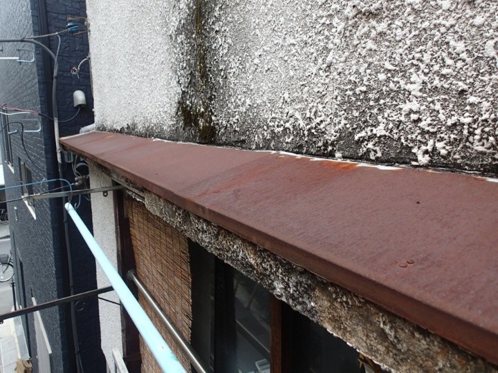 錆びが進行した既存の庇板金