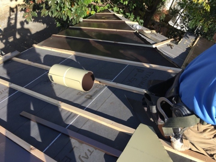 防水紙の敷設と芯木の取り付け