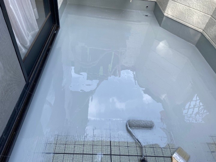 ウレタン防水材の塗布（1層目）