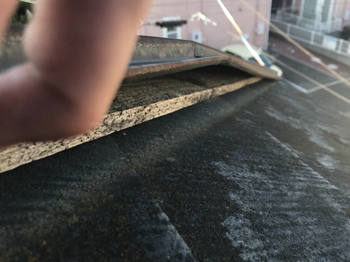 調査写真3：棟板金の浮き上がり