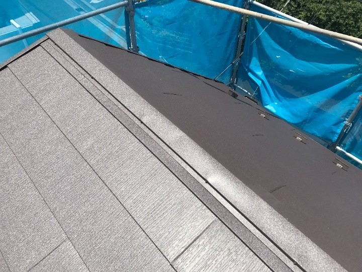 棟板金の取り付け作業