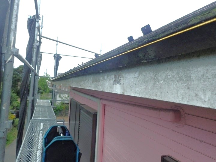 既存雨樋の撤去と軒先唐草の補修