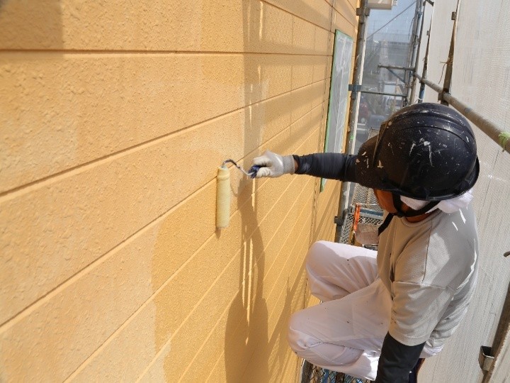 外壁の下塗り（ナノコンポジットWシーラー）