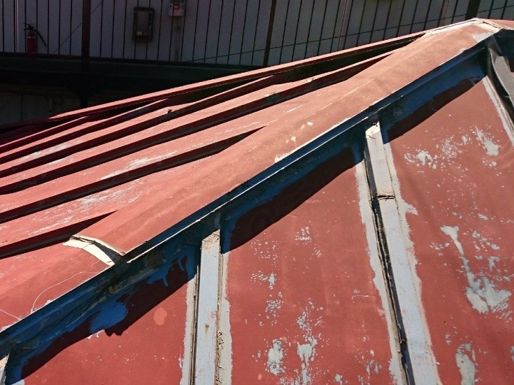 軒先部の浮きと塗膜の剥がれ