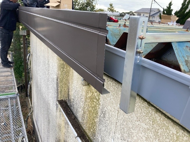 新しい鼻隠しパネルの取り付け