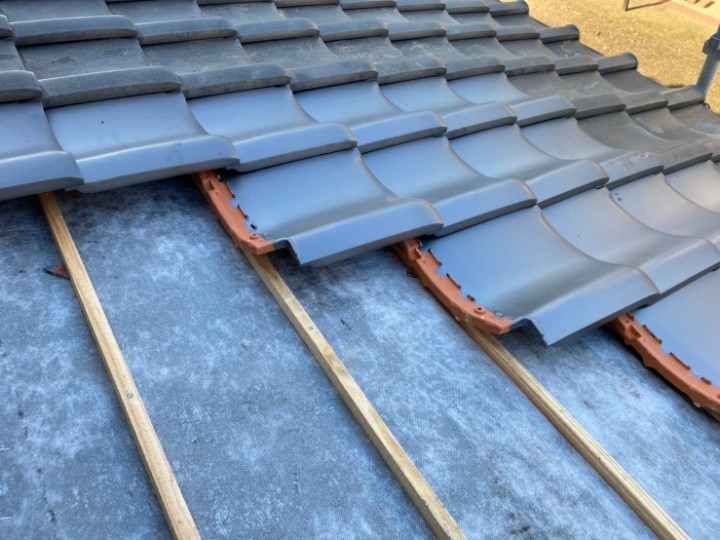 新しい瓦の復旧作業