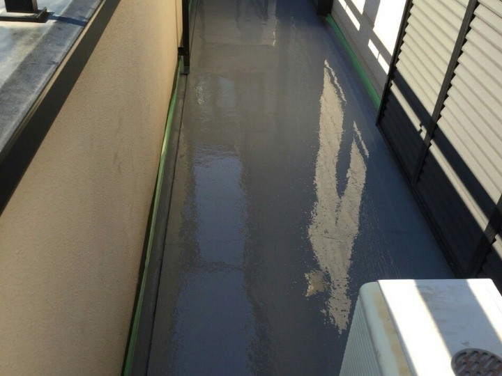 ウレタン防水材の一層目塗布
