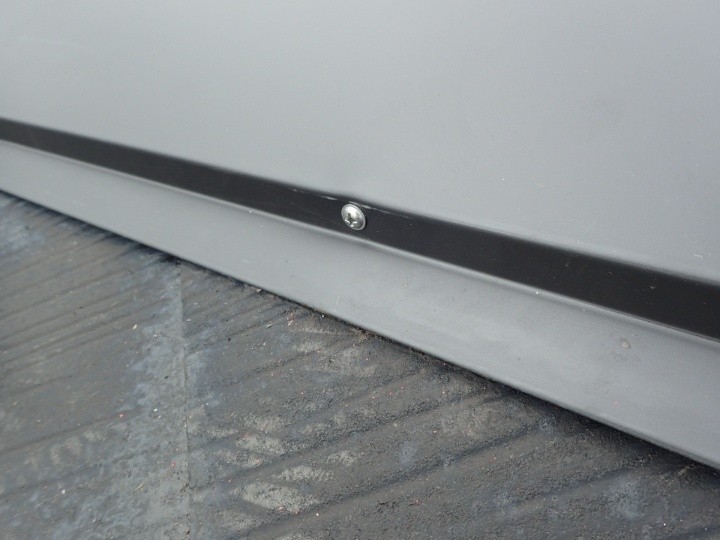 新しい棟板金の取り付け