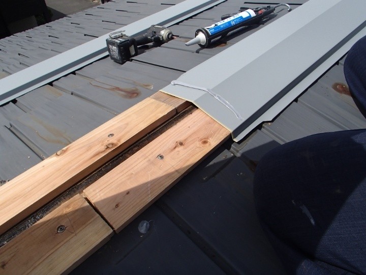 新しい棟板金の取り付け