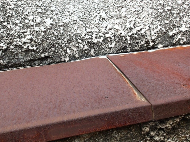 継ぎ目の開きと防水性の低下