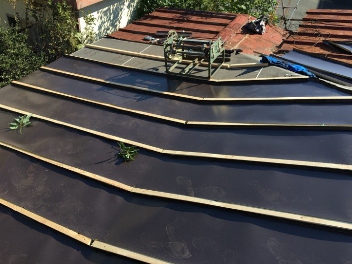 ガルバリウム鋼板の葺き作業