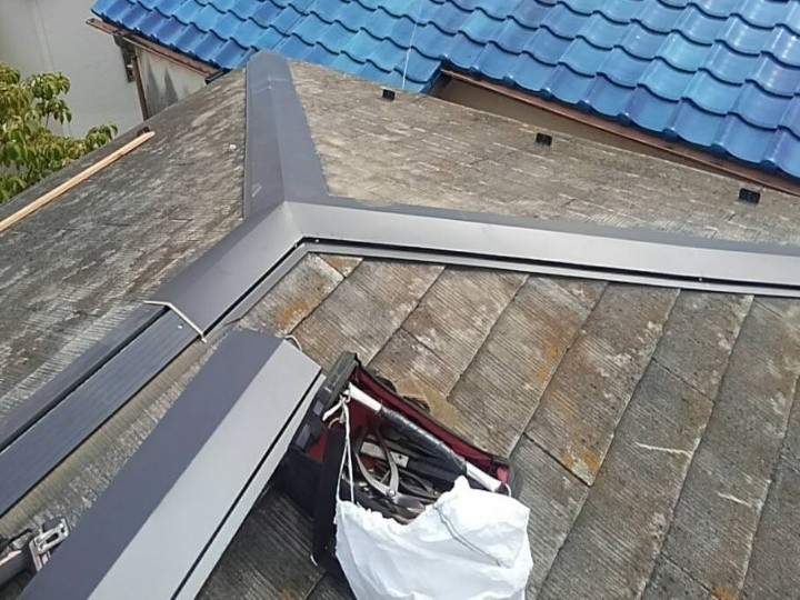 新しい棟板金の取り付け