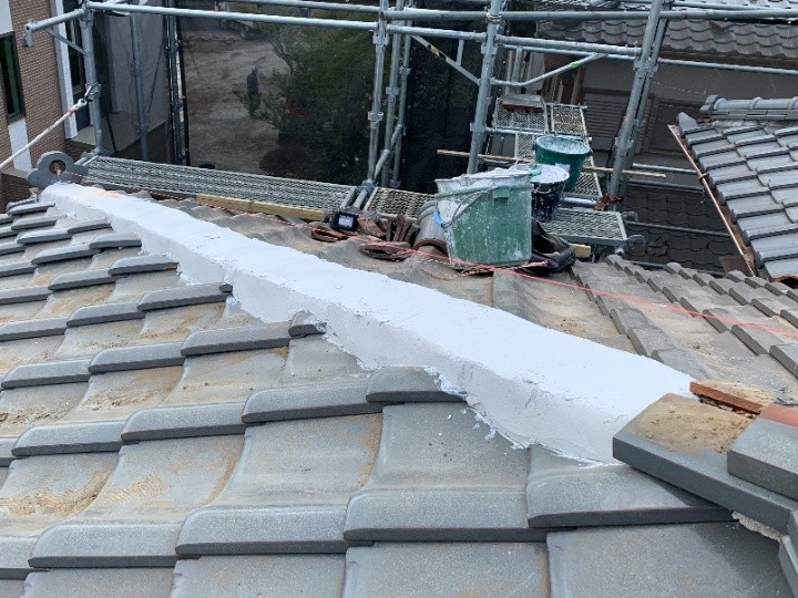 なんばん漆喰による棟土台の形成