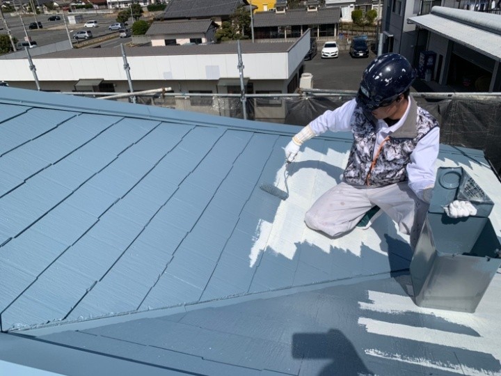 中塗りで色と膜厚を形成