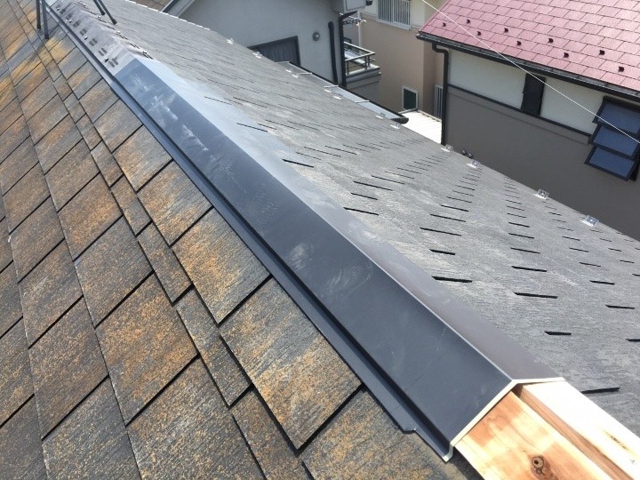 ガルバリウム製の新しい棟板金を取り付け