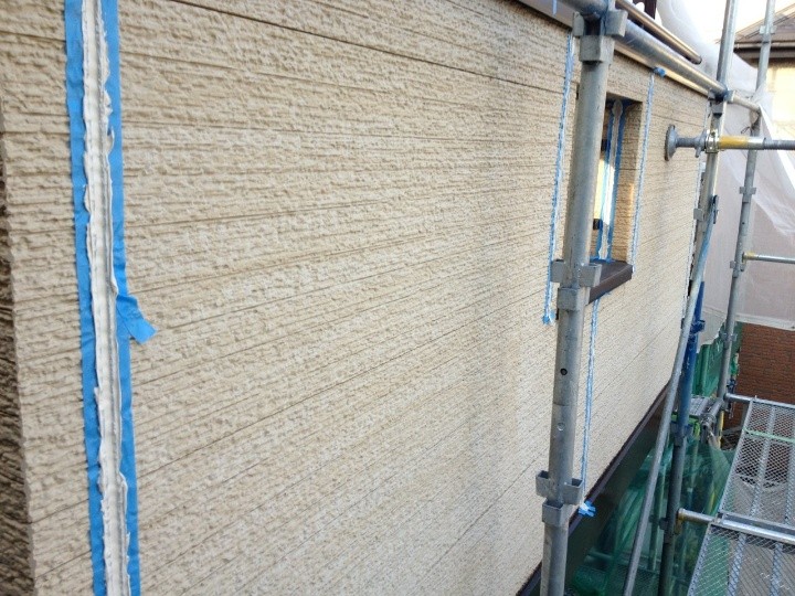 外壁の下塗りと補修作業