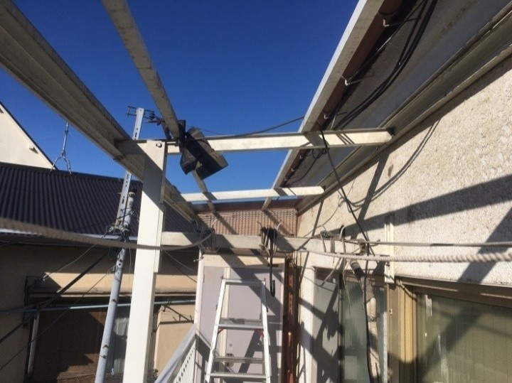 既存波板の撤去と骨組みの安全確認