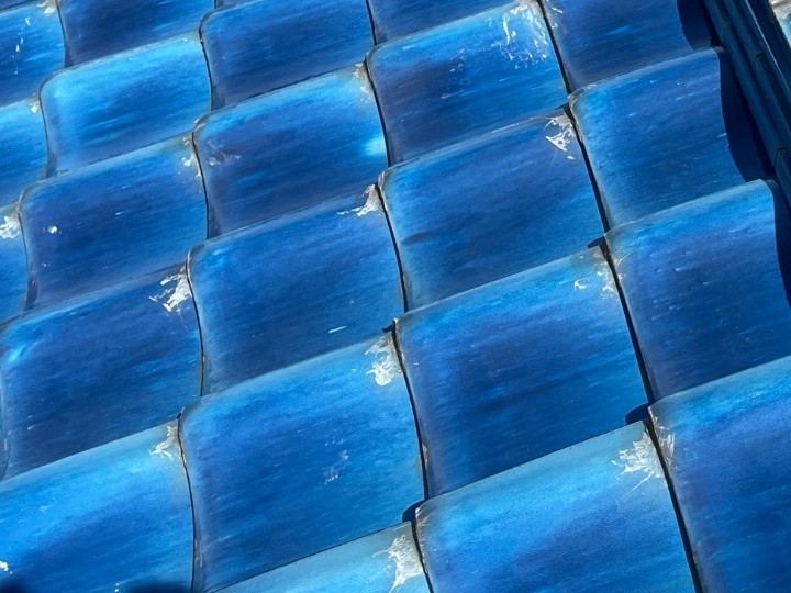 瓦表面の部分的な摩耗を確認